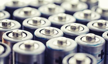 Farklı boyutlarda piller. Çevreye önem vermek. Kullanılmış pillerin imhası.