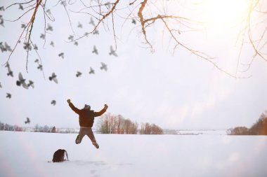 Yürüyüşe çıkmış bir adam. Kış manzarası. Kış yolculuğunda turist.