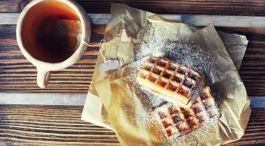 Doldurulmuş Viyana waffle 'ı. Kahve masası. Tatil için kahvaltıda güzel kokulu kurabiyeler..