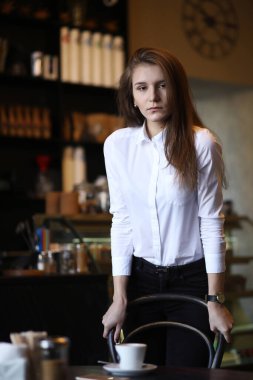 Kafedeki kız Paris 'te kahvaltı yapıyor.