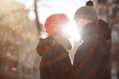 Kış boyunca yürüyen genç bir çift