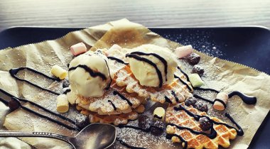 Doldurulmuş Viyana waffle 'ı. Kahve masası. Tatil için kahvaltıda güzel kokulu kurabiyeler..