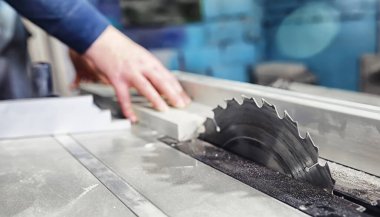 Üretim aşamasında aletler ve elektrikli testerelerle atölye çalışması