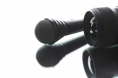 Mikrofon masanın üzerinde. Gazetecilik basit kavramı.