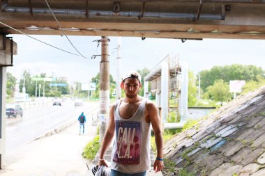 Sakallı hip-hop dansçısı genç bir adam.