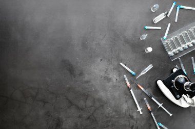 Aşılama. Tek kullanımlık şırıngalar ve üzerinde tıbbi aşılar olan test tüpleri. İlaç ve iğne..