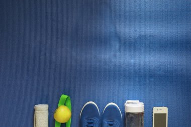 Yerde yoga yapmak için uygun bir yer. Sağlıklı yaşam tarzı.