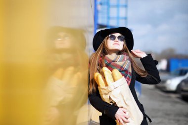 Bakkallarda bir yürüyüş için Fransız kadın outdoo