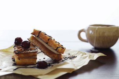 Doldurulmuş Viyana waffle 'ı. Kahve masası. Tatil için kahvaltıda güzel kokulu kurabiyeler..