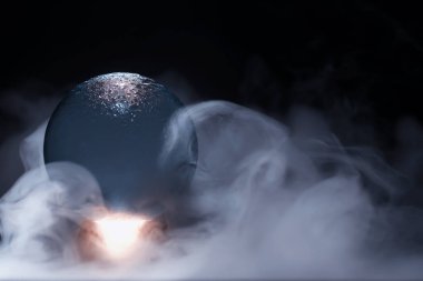 Kristal küre kaderi tahmin eder. Geleceğe yönelik tahminler.