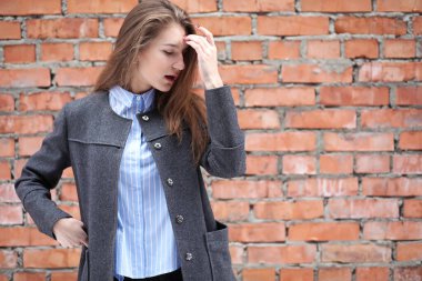 Sokakta poz veren güzel bir kız.