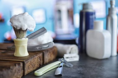 Ahşap dokuda tıraş aksesuarları. Aletler. Tek kullanımlık tıraş makinesi, fırça, köpük tehlikeli tıraş makinesi..