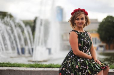 Parkta güzel bir kız yaz güneşli bir günde