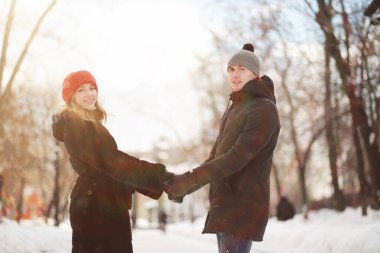 Kış boyunca yürüyen genç bir çift