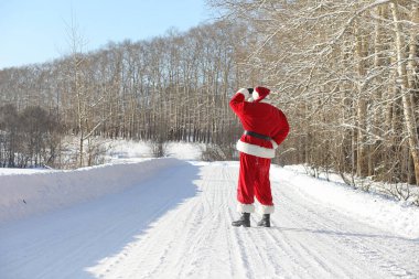 Noel Baba hediyeleri ile dışarıdan geliyor. Noel Baba sakal ve gözlük ile Kırmızı elbiseli Noel-e doğru yolda yürüyor. Noel Baba çocuklarına hediyeler getiriyor