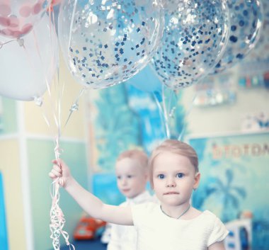 Küçük bir çocuk oyuncak aksesuarlarıyla oynuyor.