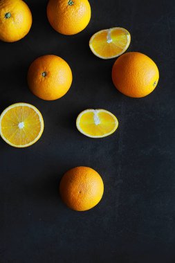 Taş masada turuncu turunçgil meyvesi. Turuncu arkaplan.