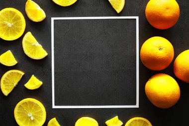 Taş masada turuncu turunçgil meyvesi. Turuncu arkaplan.