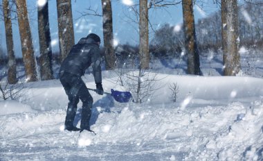 adam yoldan kürekle kar kış günde kaldırmak
