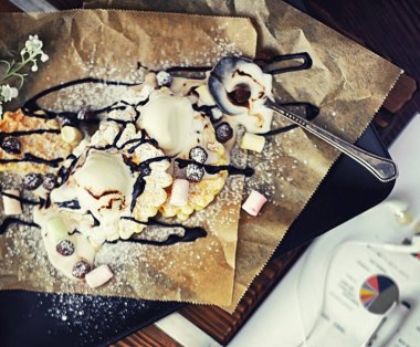 Doldurulmuş Viyana waffle 'ı. Kahve masası. Tatil için kahvaltıda güzel kokulu kurabiyeler..