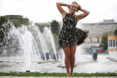 Parkta güzel bir kız yaz güneşli bir günde