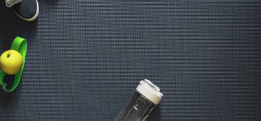 Yerde yoga yapmak için uygun bir yer. Sağlıklı yaşam tarzı.