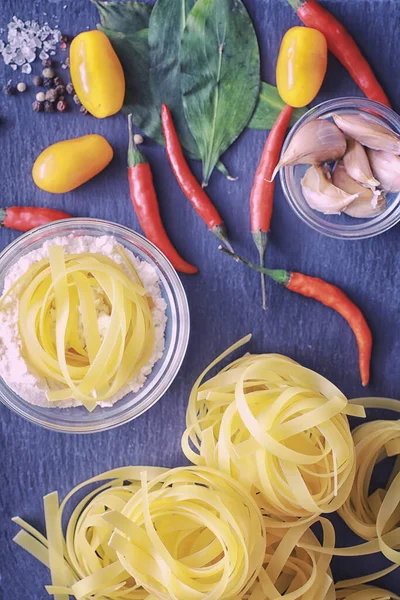Baharatlı Sebzeli Makarna Siyah Taş Üzerinde Yemek Pişirmek Için Sebzeli — Stok fotoğraf