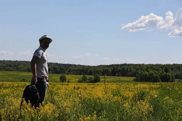 Mladý Muž Cestuje Batohem Letní Den Venku — Stock fotografie