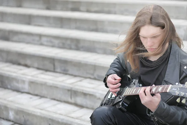 Rockgitarrist Stegen Musiker Med Basgitarr Läder Kostym Metalist Med Gitarr — Stockfoto