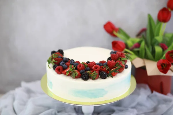 Prachtige Feestelijke Cake Biscuit Met Verschillende Crèmes Versieren — Stockfoto