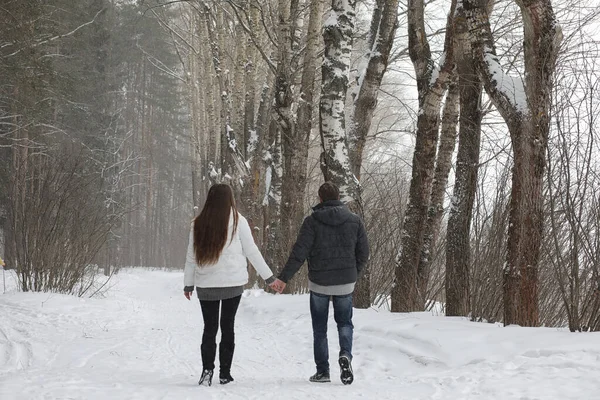Een Paar Geliefden Een Date Wintermiddag Een Sneeuwstorm — Stockfoto