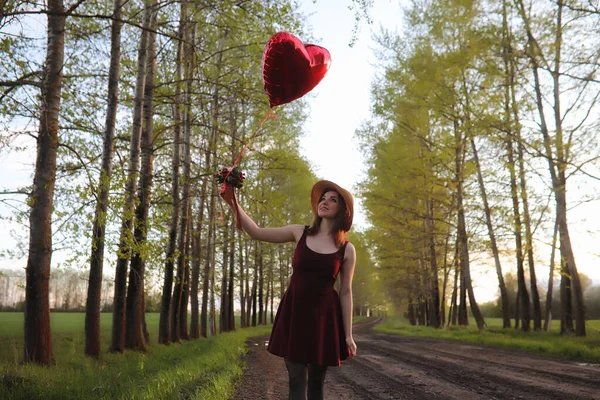 Una Ragazza Con Cappello Mentre Passeggia Nel Parco Una Ragazza — Foto Stock