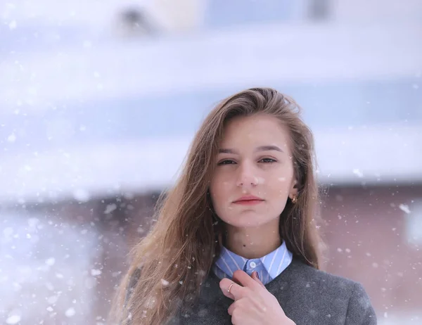 冬天在户外的年轻女孩 模特女孩在冬天的时候在户外摆姿势 街头漫步女孩的节日周末 — 图库照片