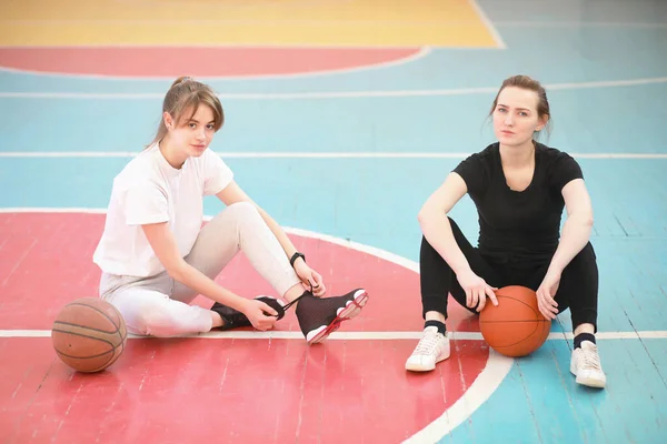 여학생들 체육관에서 농구를 있습니다 — 스톡 사진