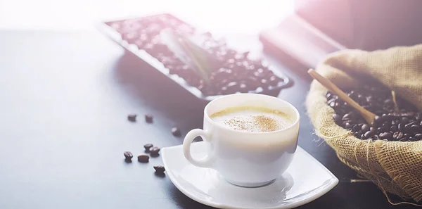 Beutel Kaffee Kaffeebohnen Auf Dem Tisch Geröstet Kaffeebohnen Mit Blättern — Stockfoto
