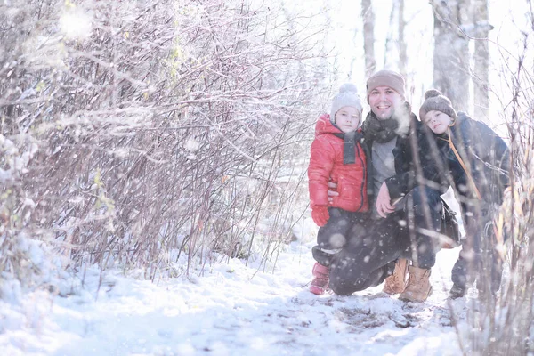 Los Niños Caminan Parque Con Primera Nieve — Foto de Stock