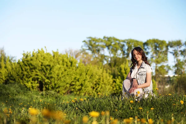 Chica Parque Noche Día Soleado Primavera — Foto de Stock