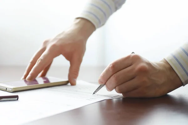 Επαγγελματική Συνάντηση Ένας Άντρας Υπογράφει Συμβόλαιο Άνδρας Χέρι Στυλό Κάνει — Φωτογραφία Αρχείου