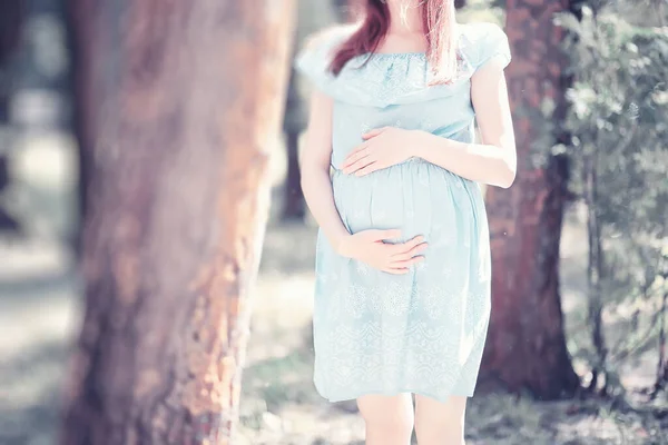 Doğada Giyinmiş Hamile Bir Kız — Stok fotoğraf