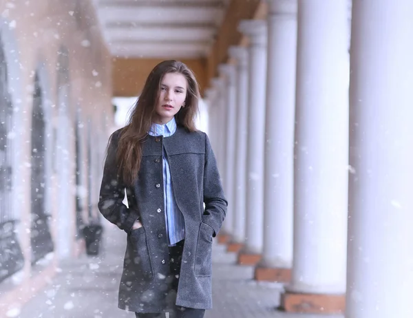 Jong Meisje Buiten Winter Model Meisje Poseren Buitenshuis Een Winterdag — Stockfoto