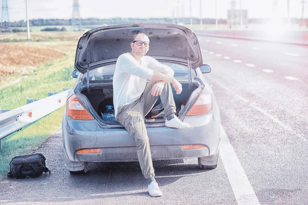 Sostituire Ruota Auto Sulla Strada Uomo Che Lavori Pneumatico Disparte — Foto Stock