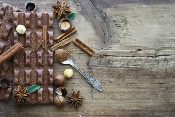 Una Barra Chocolate Con Leche Sobre Mesa Chocolate Con Frutos — Foto de Stock