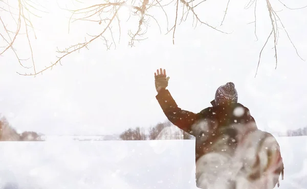 Człowiek Spacerze Zimowy Krajobraz Turysta Zimowej Podróży — Zdjęcie stockowe