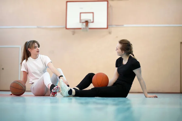 在体育馆打篮球的女青年 — 图库照片