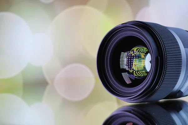 Fotograf Fotograf Soczewki Stole Tle Jasnych Lamp Spojrzenie Bokeh Odbiciu — Zdjęcie stockowe