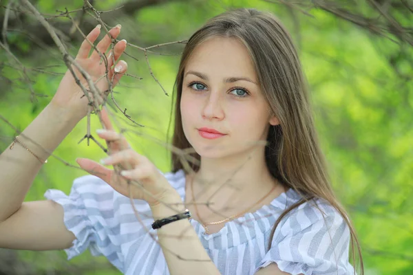 Ein Mädchen Einem Frühlingsgrünen Park Auf Einem Spaziergang — Stockfoto