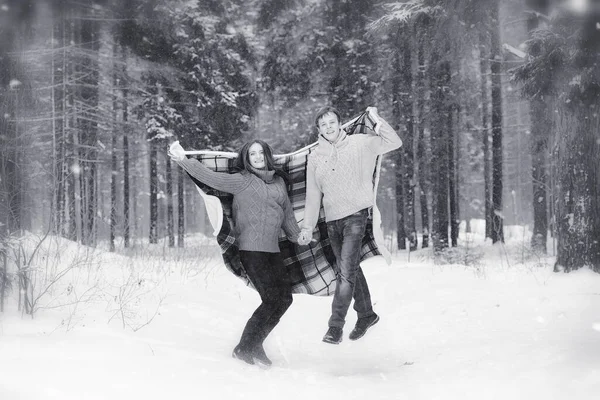 Una Pareja Cariñosa Paseo Invierno Hombre Mujer Una Cita Parque — Foto de Stock