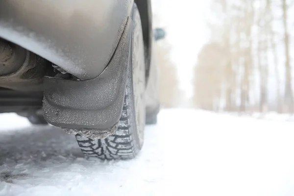 Auto Zasněžené Zimní Silnici Polích — Stock fotografie