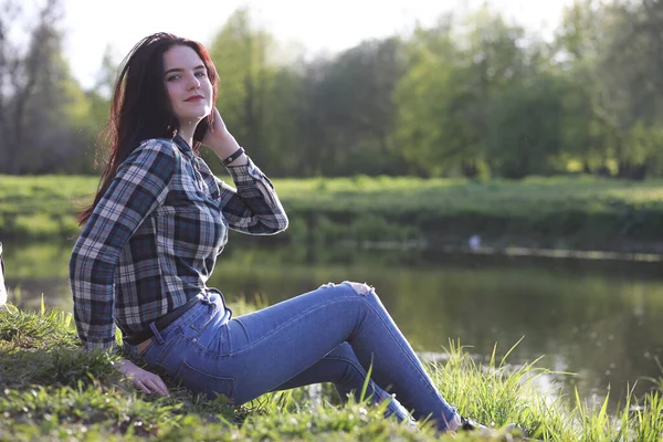 Ein Mädchen Jeans Und Hut Reist Den Sommer Countr — Stockfoto