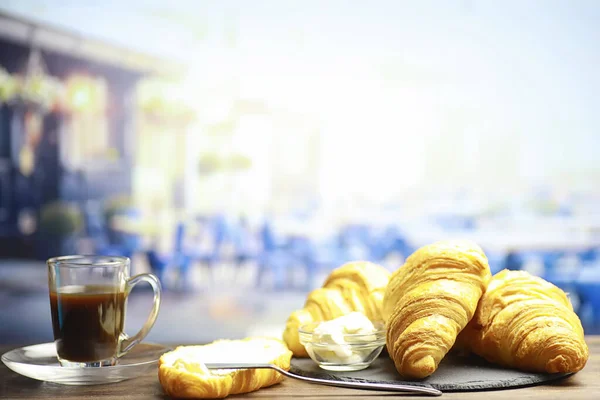 Tuoreita Leivonnaisia Pöydällä Ranskalainen Maustettu Croissant Aamiaiseksi — kuvapankkivalokuva